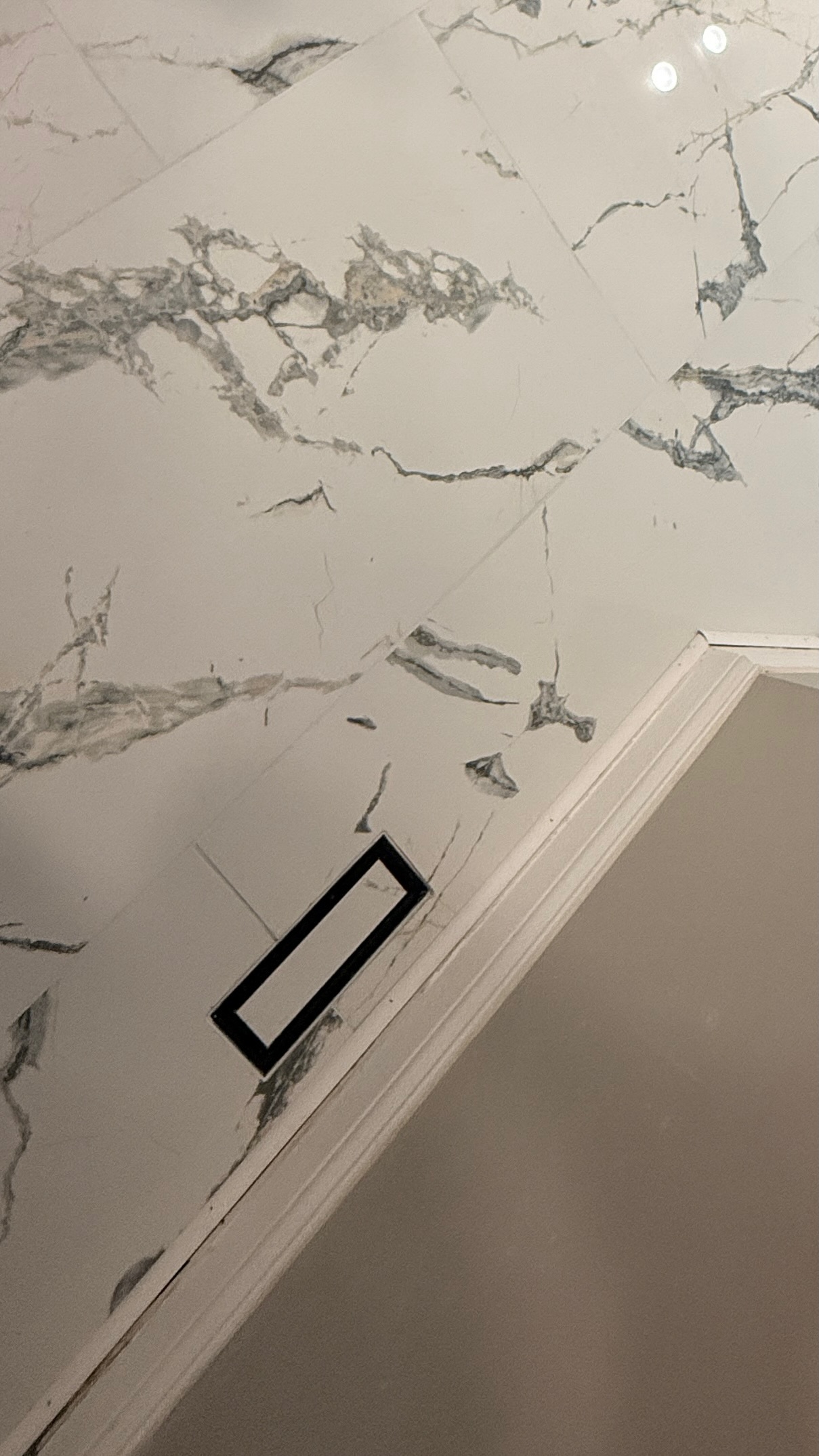 Hidden floor vent